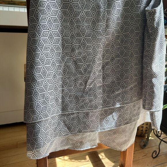 ALFRED SUNG Geometric Black and White Blouse - Picture 13 of 15